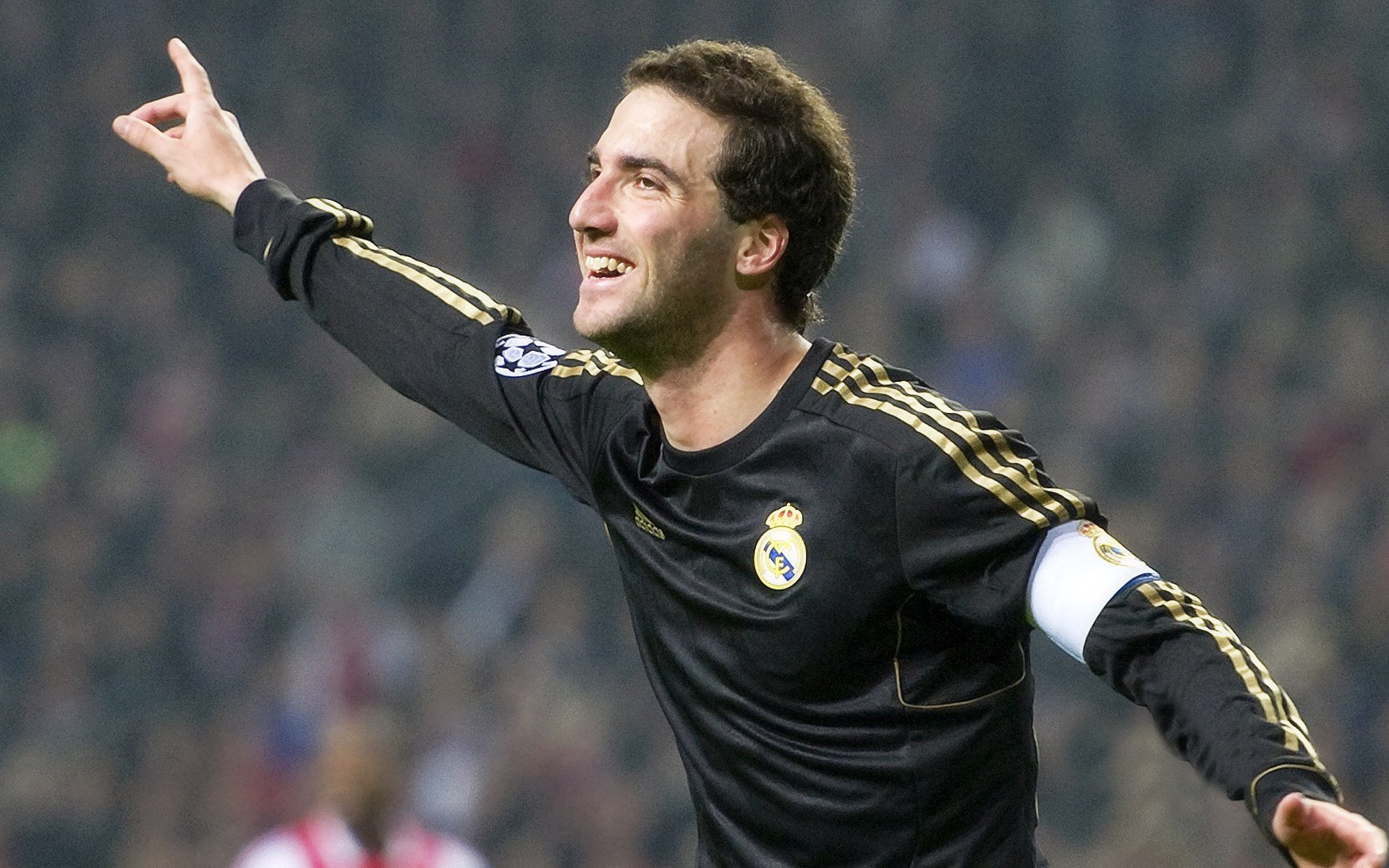 凯莉·麦基翁赛后感谢团队支持，凯莉·麦吉利斯现照